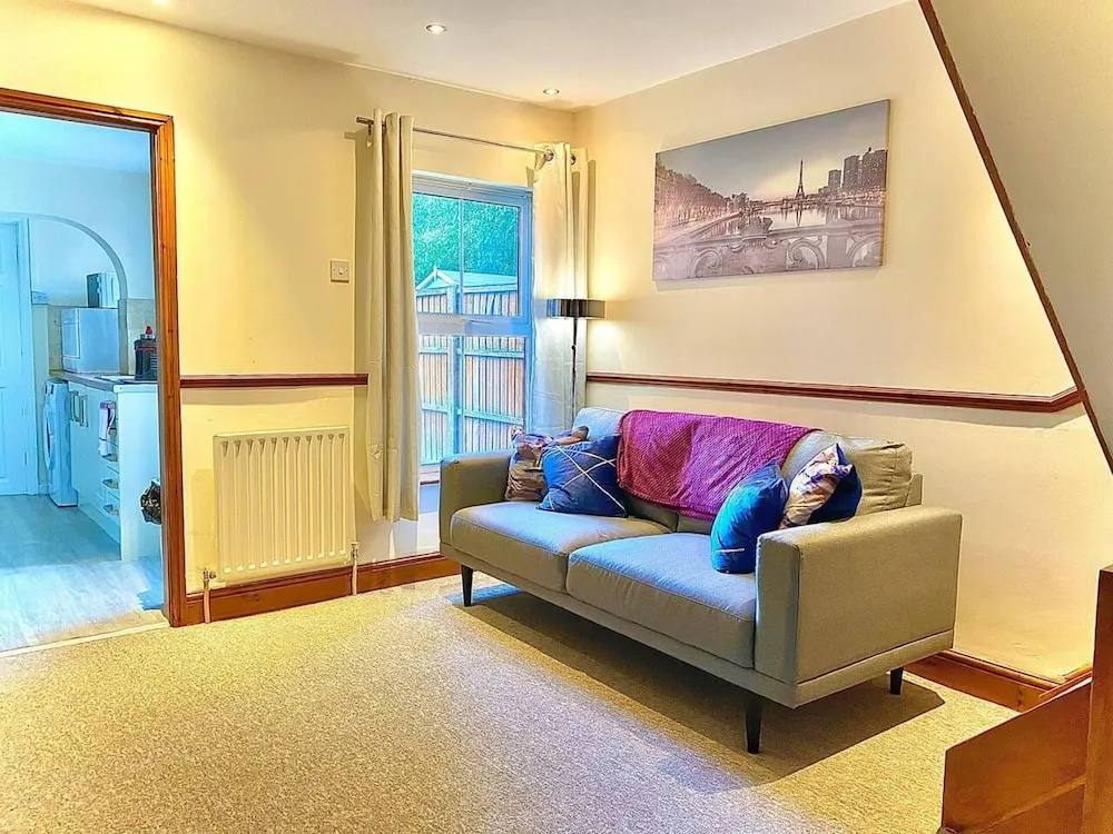 Stunning 3-bed House in Bedford, Quiet Location