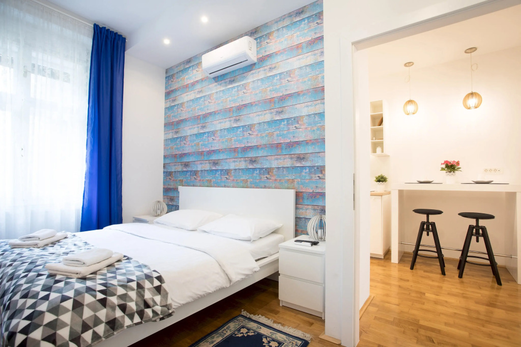 Bright and Spacious Apartment in the City Center!