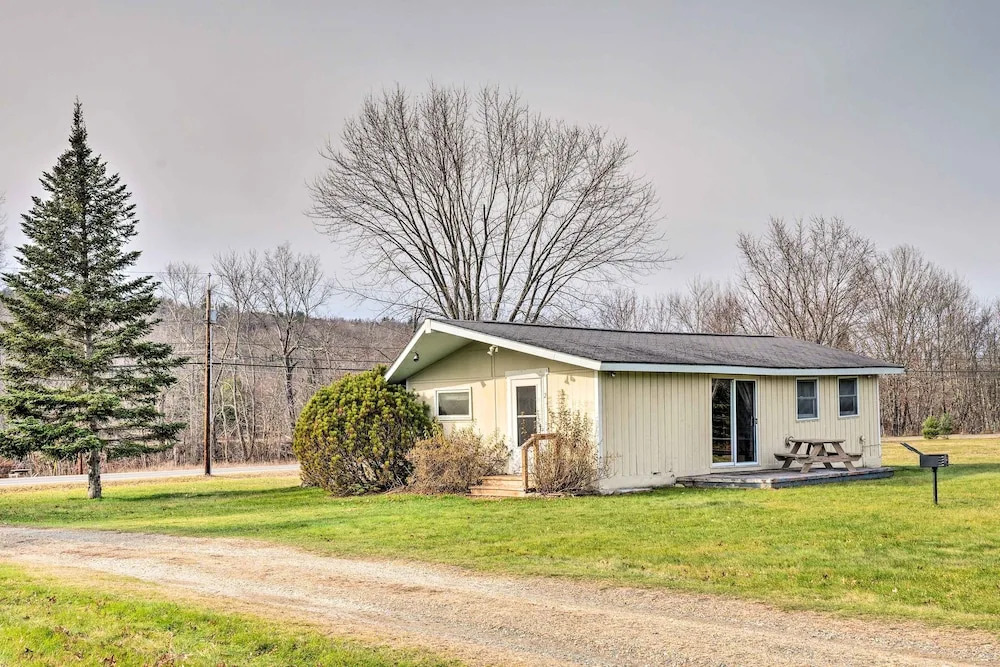 Cozy Franconia Cottage w/ Community Pool & Hot Tub