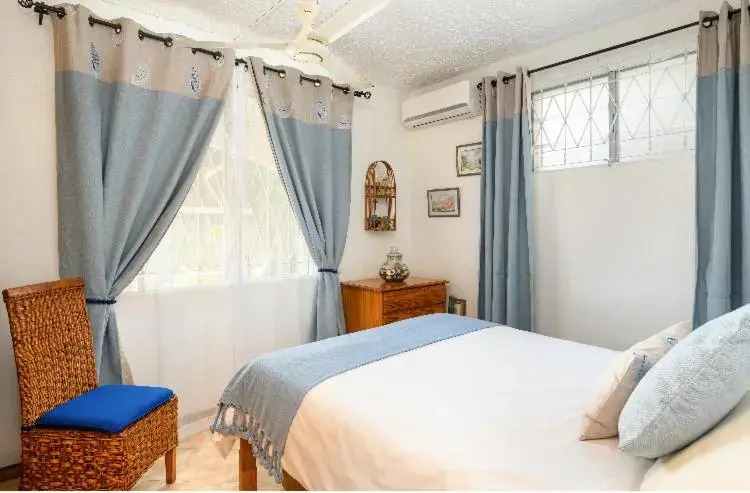 Lovely 3 bedroom beach house on a sandy beach