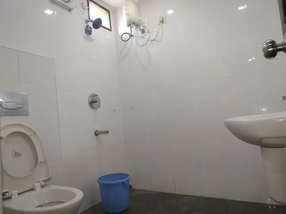 Iroomz Hotel Adhikar