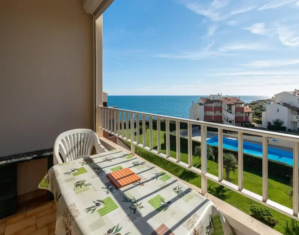 Sunny Apartment by the Sea
