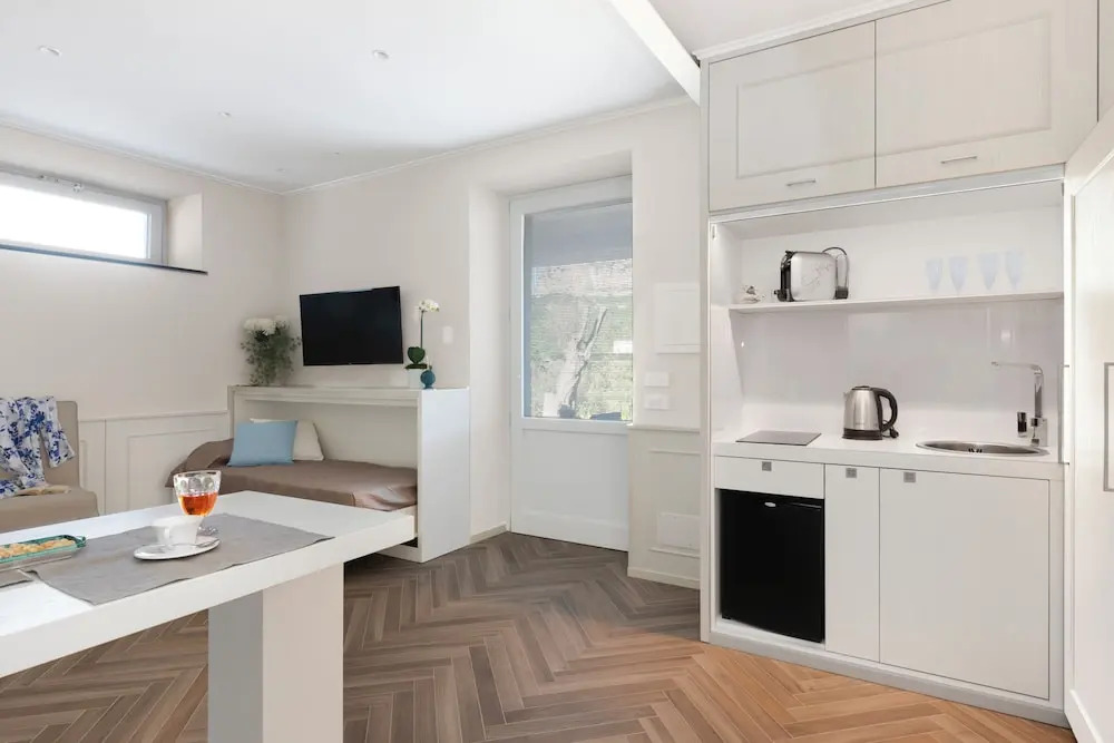 De Vivo Realty - Cyrus&Janus flats