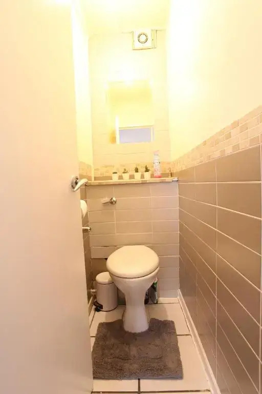 Chelsea off Kings Road One Bedroom Apartment with balcony