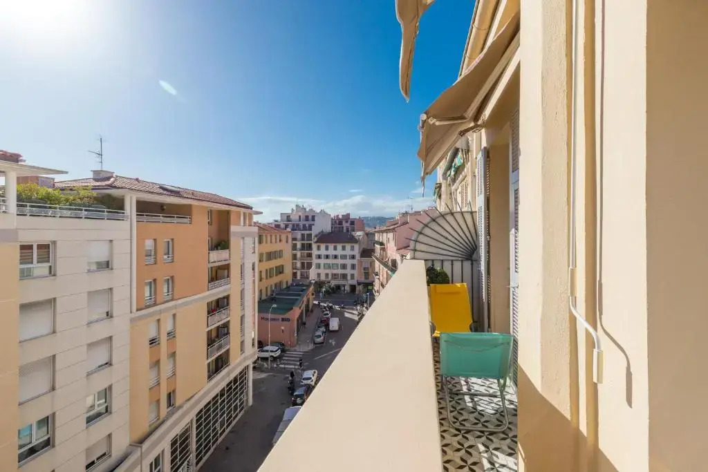 Cosy 1 Bdr Near Garibaldi Square - Top Floor & AC