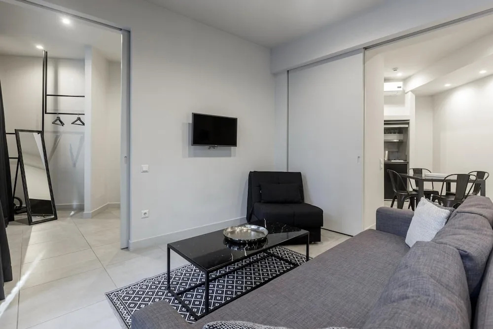 85 sqm in the Heart of Athens w Rooftop Deck