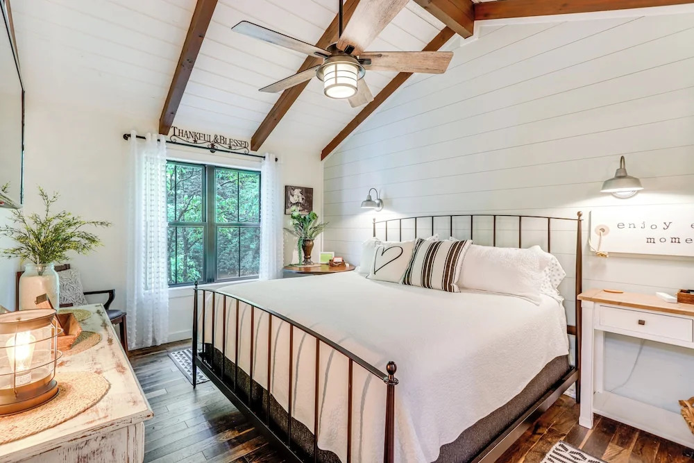 Deck & Fire Pit Bliss: Mountaintown Creek Cottage!