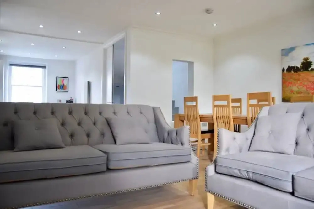 Bright 2 Bedroom Property With Easy Access to the City