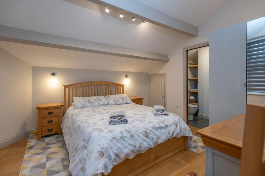 Sleeps 6 / 4 bedrooms, 2 minute walk to the Square