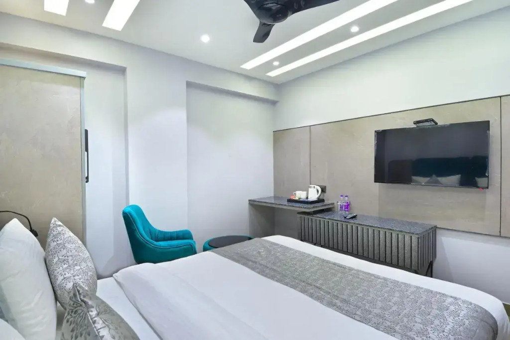 HOTEL UPTOWN - Luxury Restaurant & Rooftop Near Connaught Place