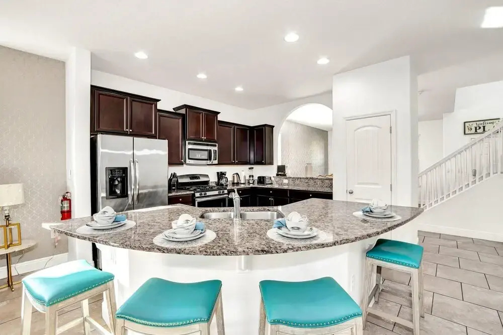 5BR Luxury Family Home - Pool BBQ and Netflix