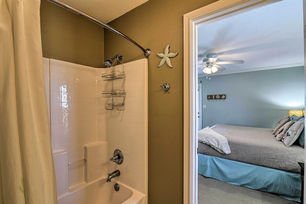 Walk to Galveston Beach: Coastal Escape w/ Yard