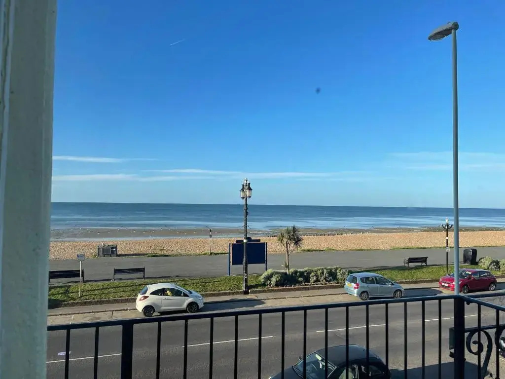 Seaview Flat with Balcony, Spacious 2 Bedroom