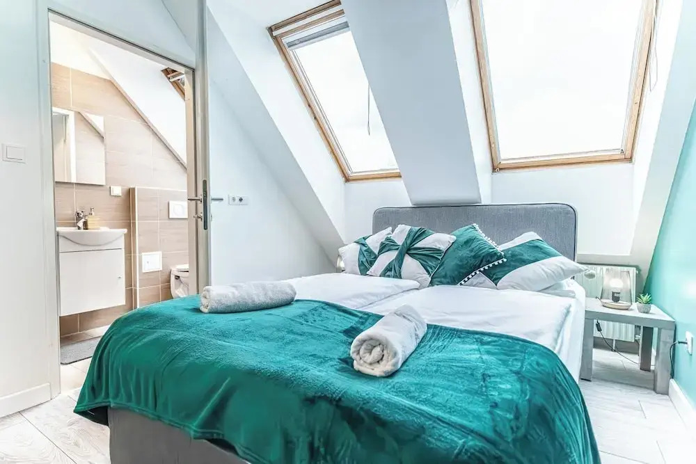 Stunning 12BR Floor For 24 People