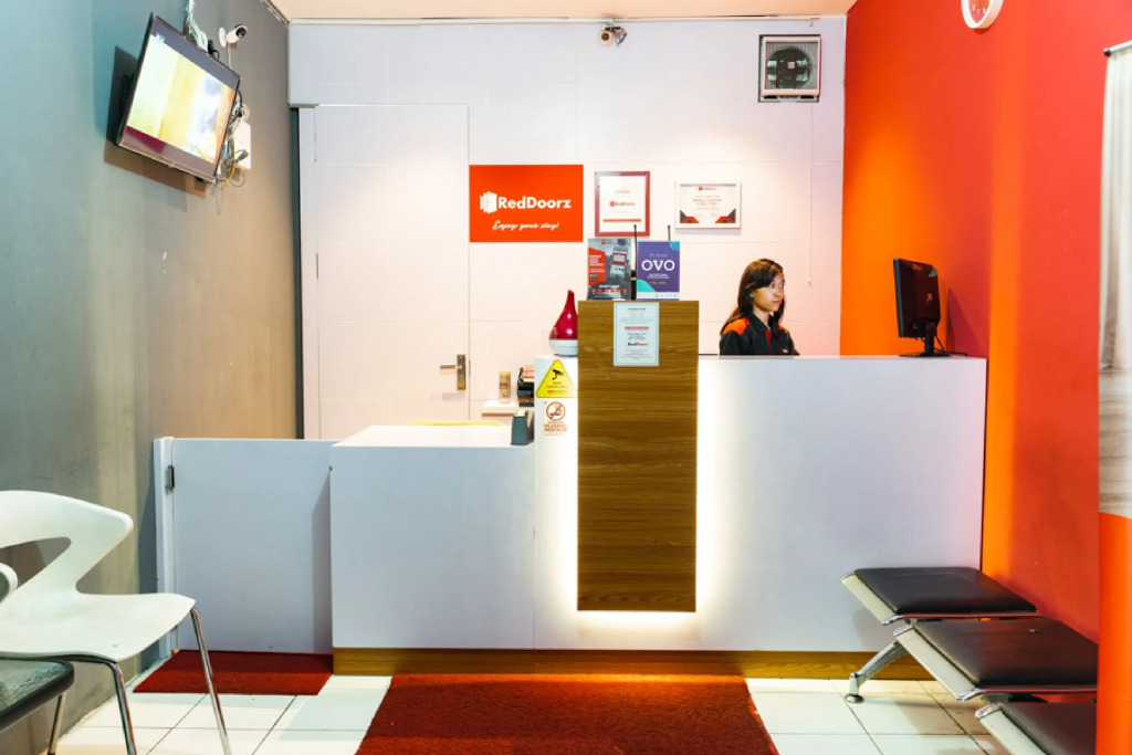 RedDoorz Apartment at Bogor Valley
