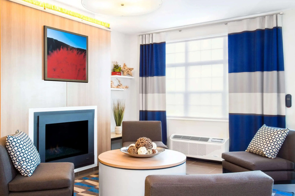 Microtel by Wyndham Vernal / Naples