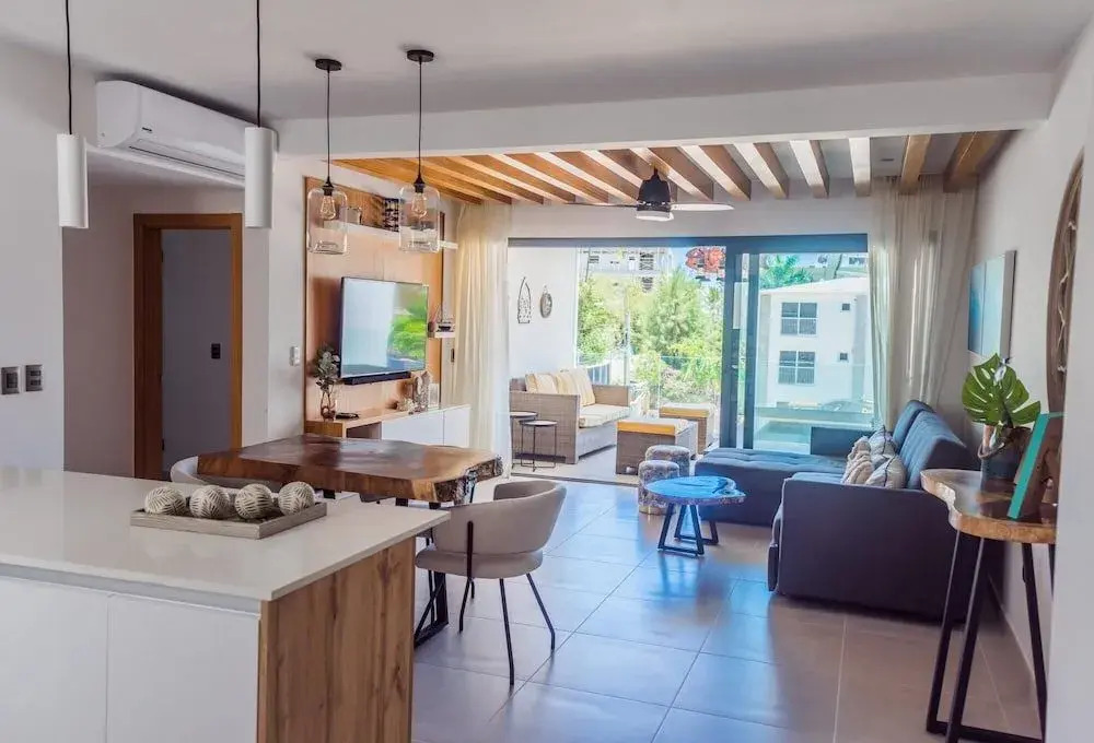 Brand new Luxury Condo With Private Picuzzi 1 Block From the Beach