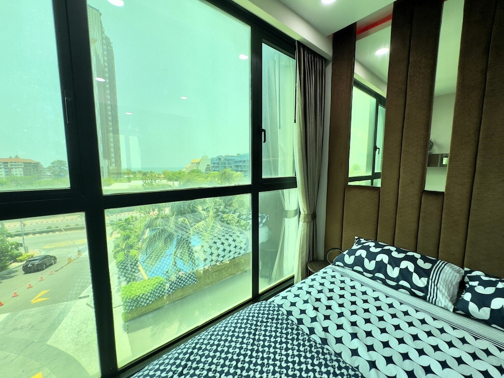 Stylish Low-floor 2-bedroom Sea-view Condo at Dusit Grand Condo View
