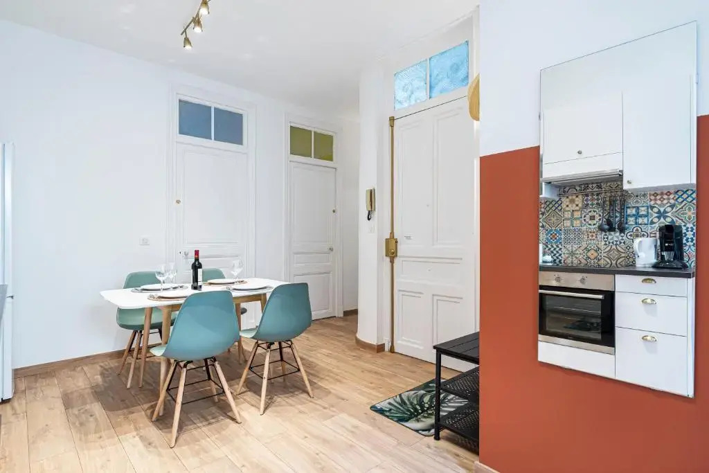Cosy and Trendy 3 Bedrooms train station and tramway