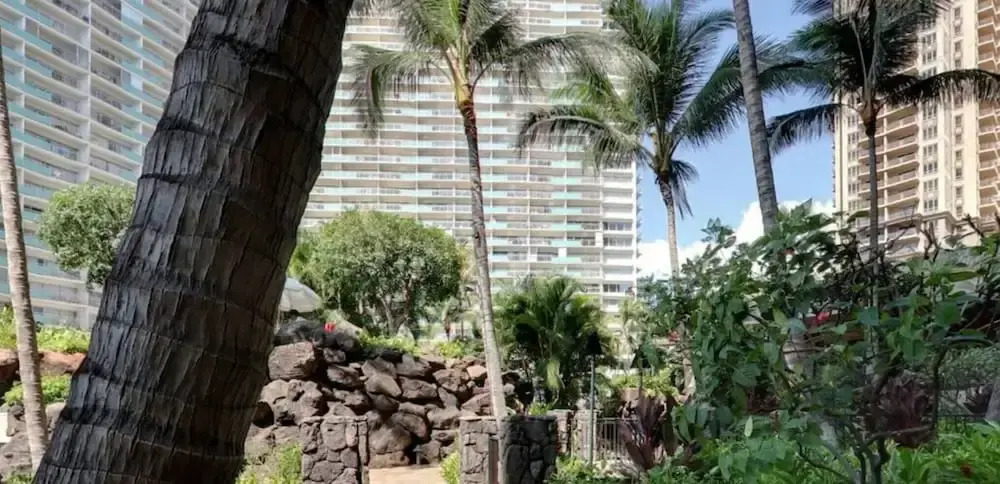 Room in Holiday House - Hgvc Hawaiian Village Resort & Spa, Hot Tub, Pool!