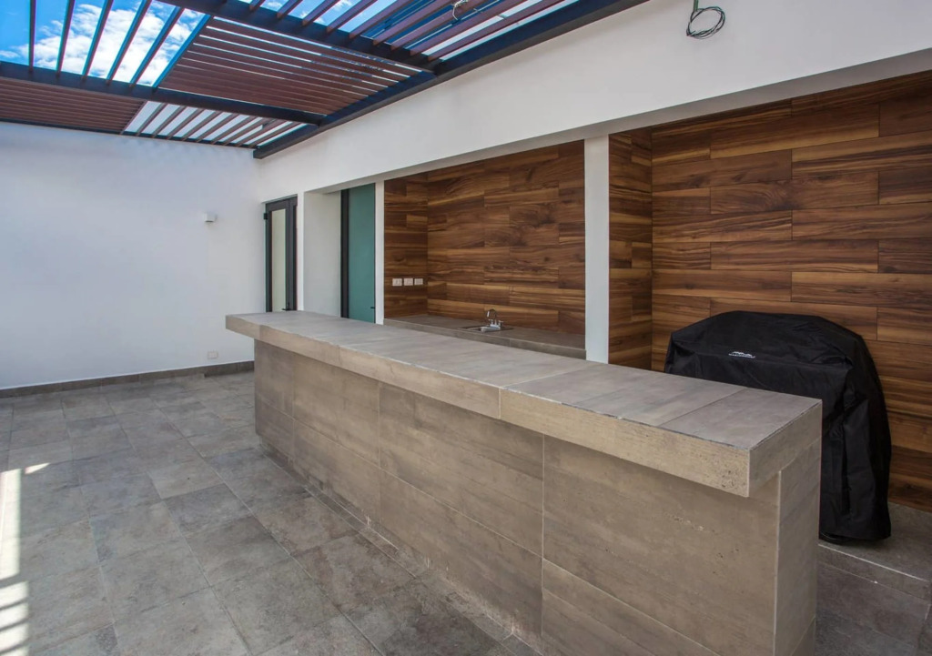 Large 2 BR Close to Beach AC Rooftop Pool
