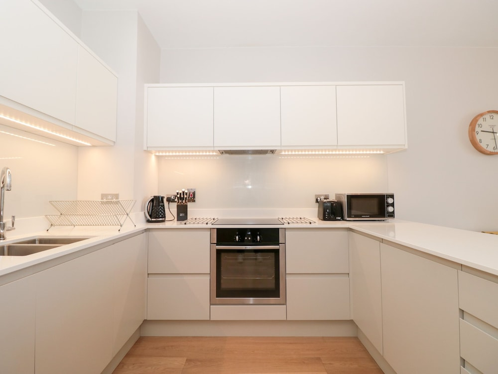 2 The Manor House, Hillfield Village