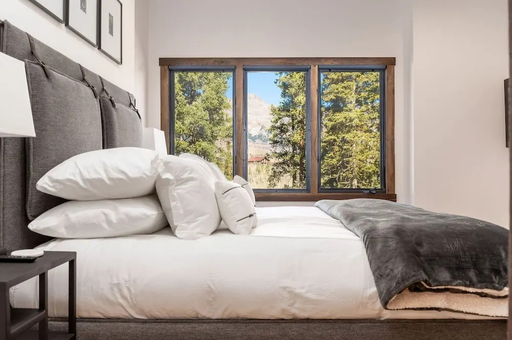 Winterleaf 4 Bedroom Home by RedAwning