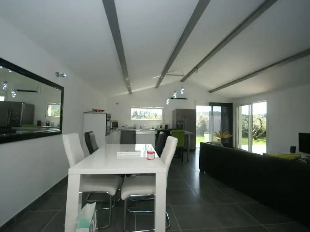 Modern holiday home with private swimming pool, air conditioning and enclosed garden