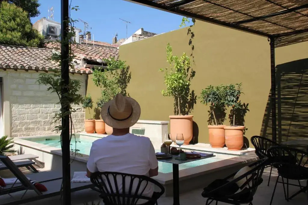 MARCELLE EN CAMARGUE - intra muros - piscine et jardin - petit déjeuner compris