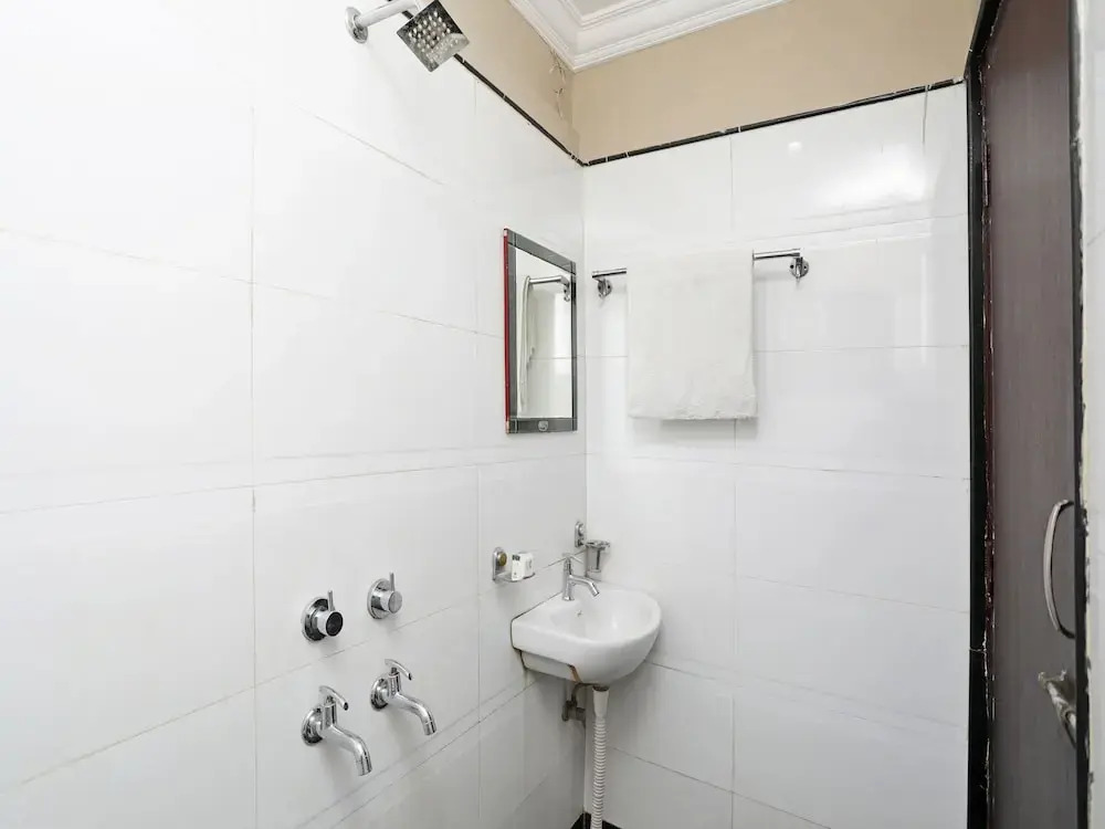 OYO 13392 Hotel Neeraj