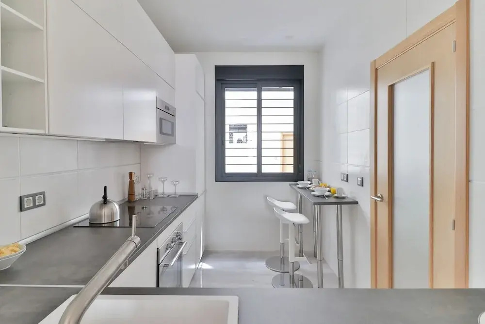 Deluxe Apartment Downtown with Pool and Parking
