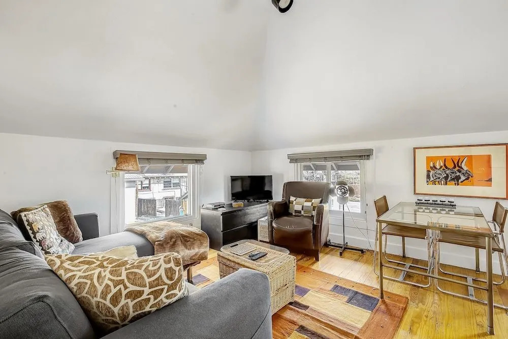 Darling Detached Villa in Heart of Cap Hill