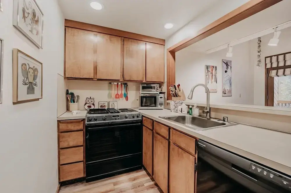 91sw - Wi-fi - Pets Ok - Sleeps 6 2 Bedroom Condo by RedAwning