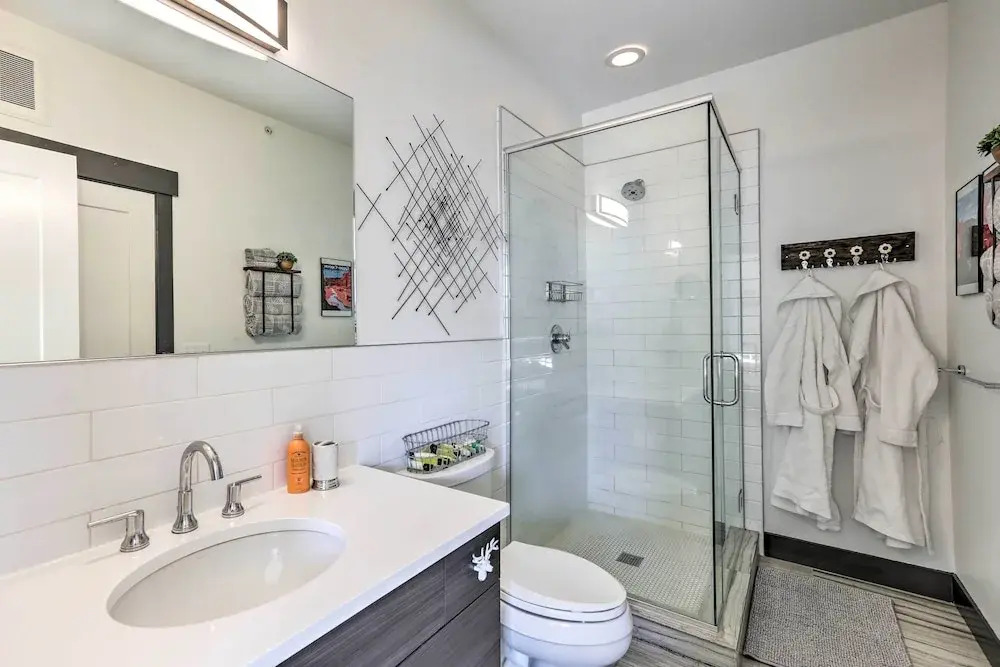 Modern Mountain Getaway, Walk to Grand Lake!