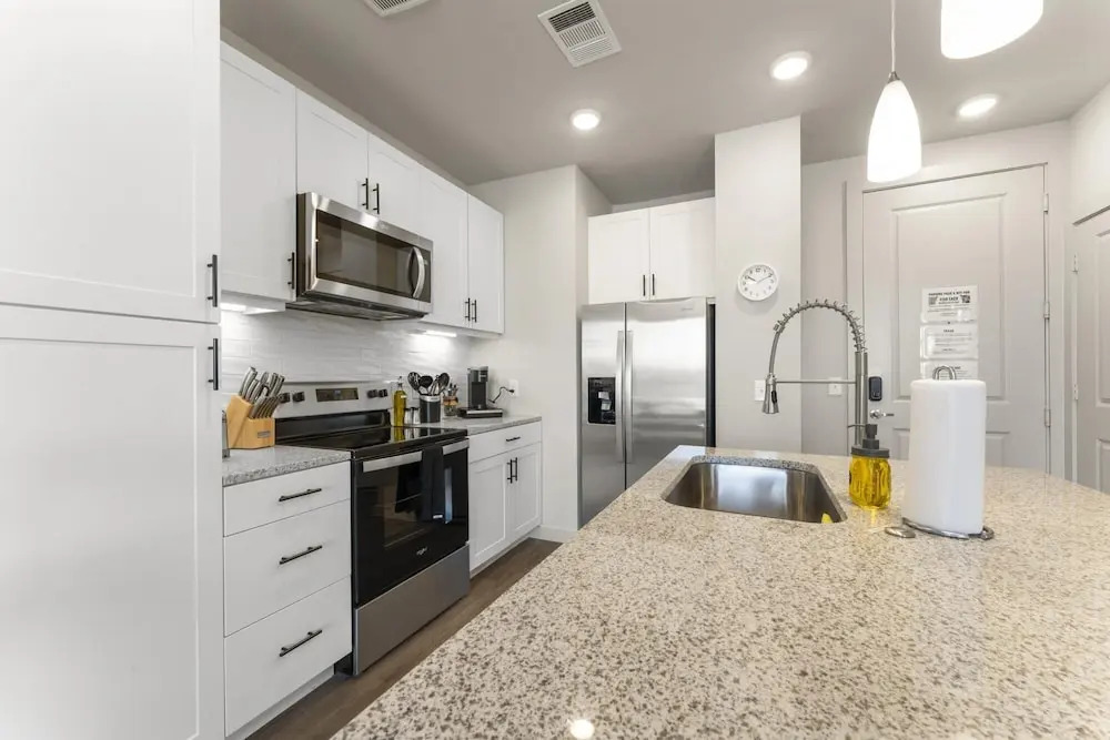 Prime Soco Bright 2BR King Suite w Pool Parking