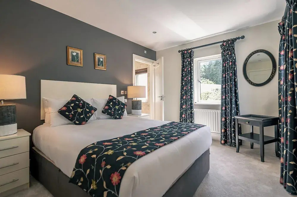 Spacious Kenmare Home to Sleep 8 Free use of Pool Onsite