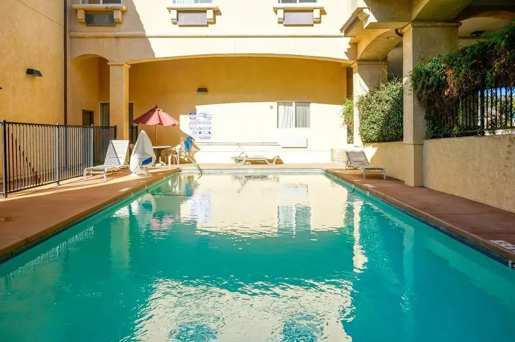 Lamplighter Inn & Suites