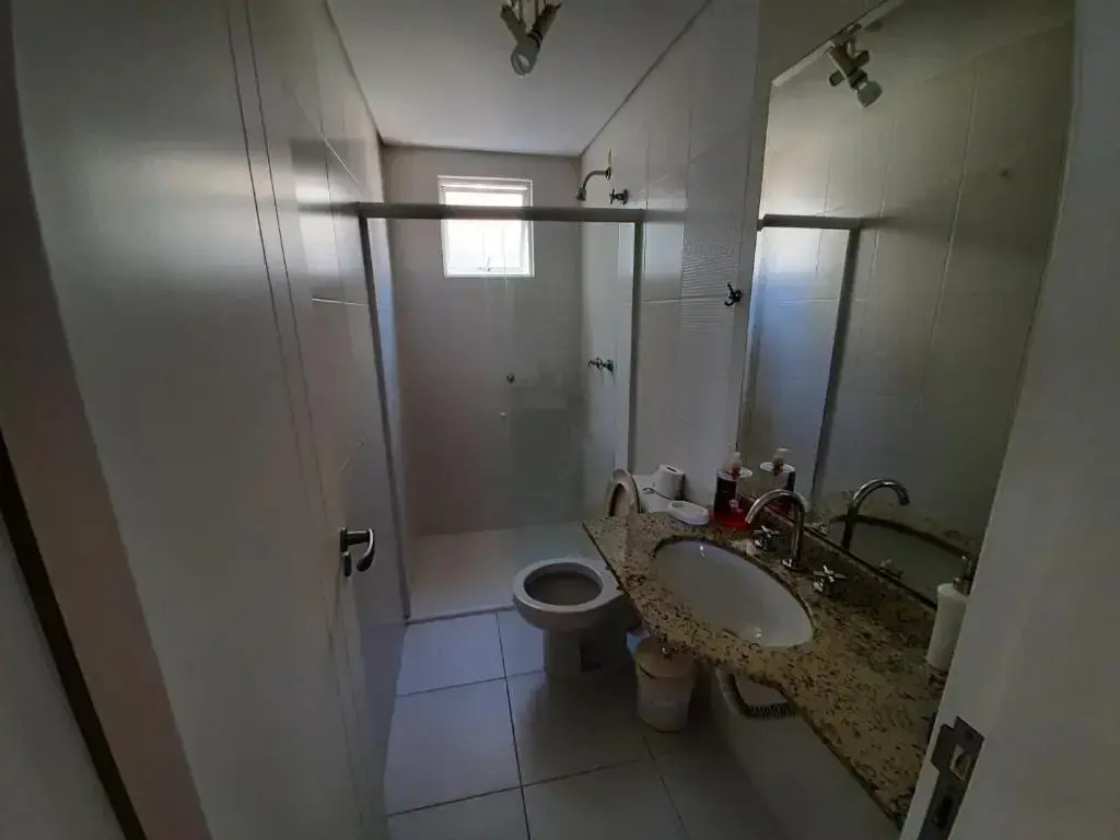 Quarto com cama de casal ao lado da Ópera de Arame