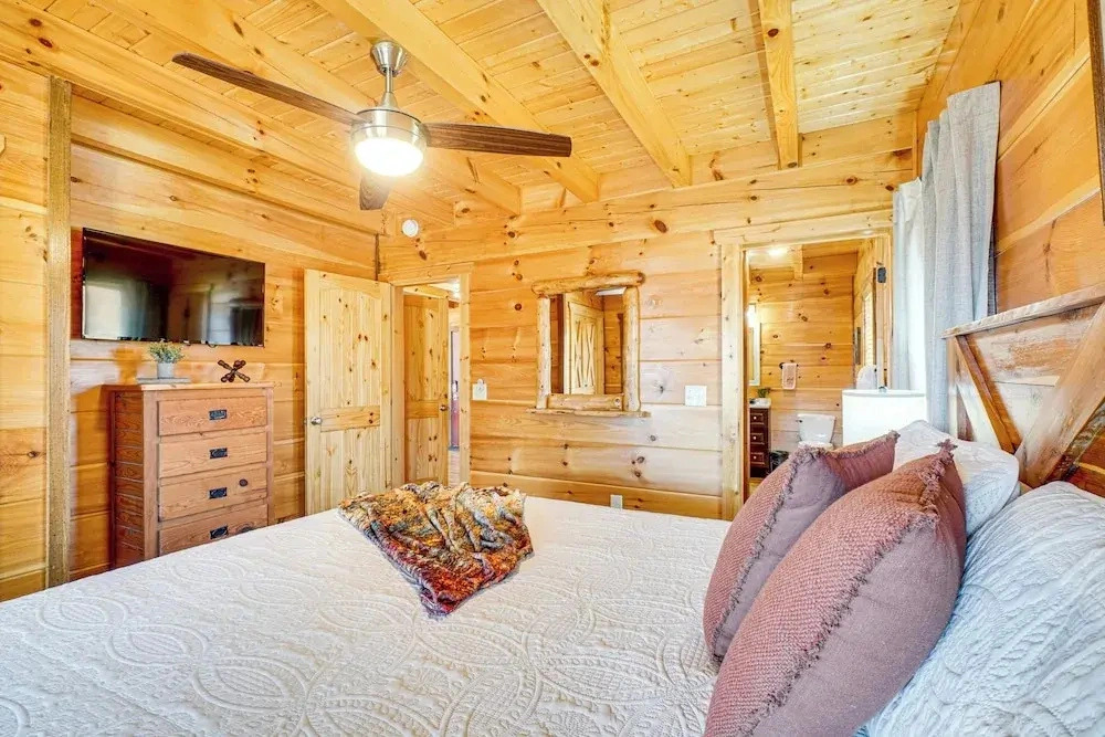 2 Mi to Downtown Gatlinburg: Cabin w/ Game Room