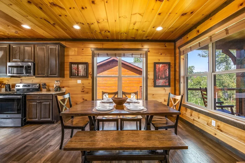 Mountain Skyy 3 Bedroom Cabin by RedAwning