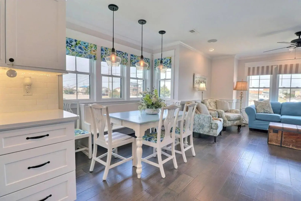 5044 La Casa Blanca 2 Min Drive to Beach