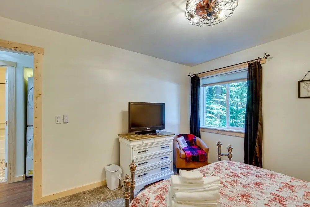 Unwind in Cle Elum: Hot Tub & Cozy Fireplace!