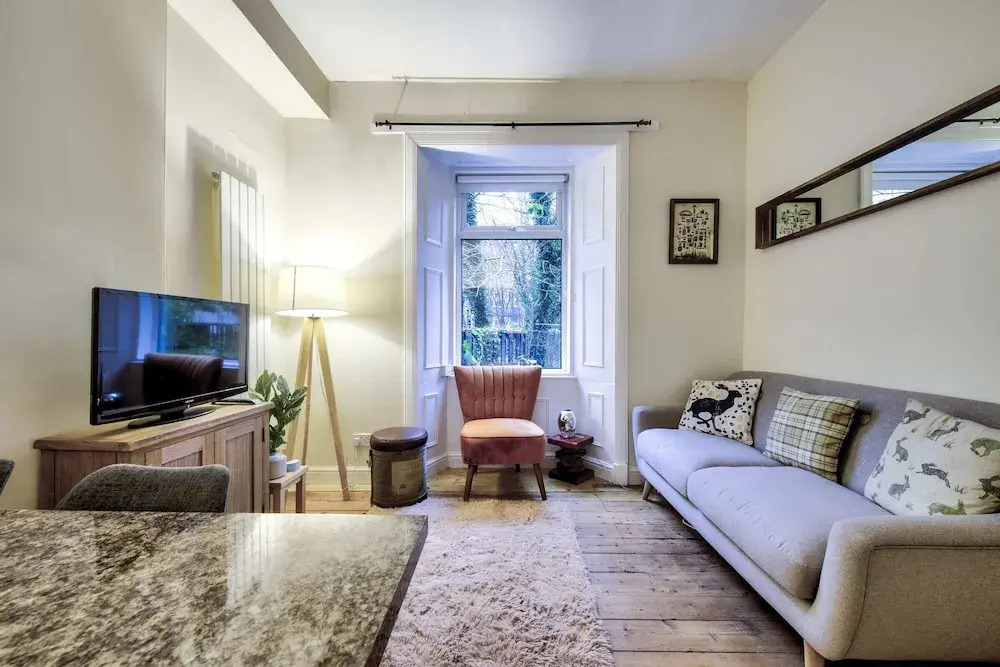 Lovely 2bdr Apartment in West End for 4 Guests!