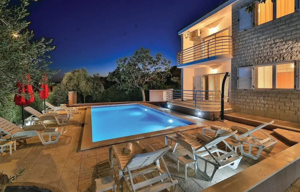Four-Bedroom Holiday Home In Kastel Gomilica