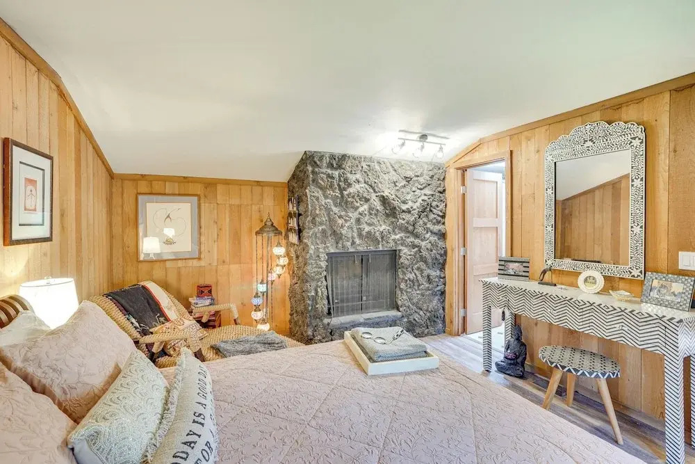 Sunriver Resort Home: Near Skiing, Town & Trails