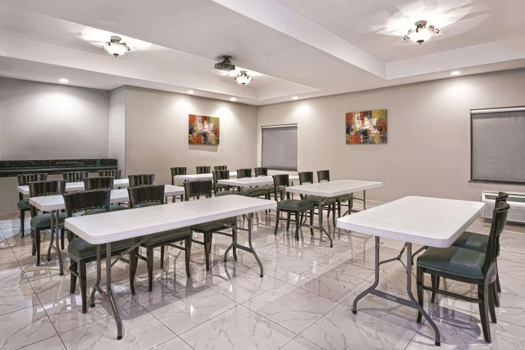 La Quinta Inn & Suites by Wyndham Mercedes Outlet Mall
