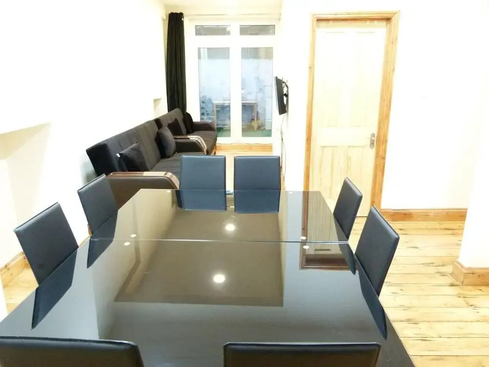 SS Property Hub - Family Apartment Kensington