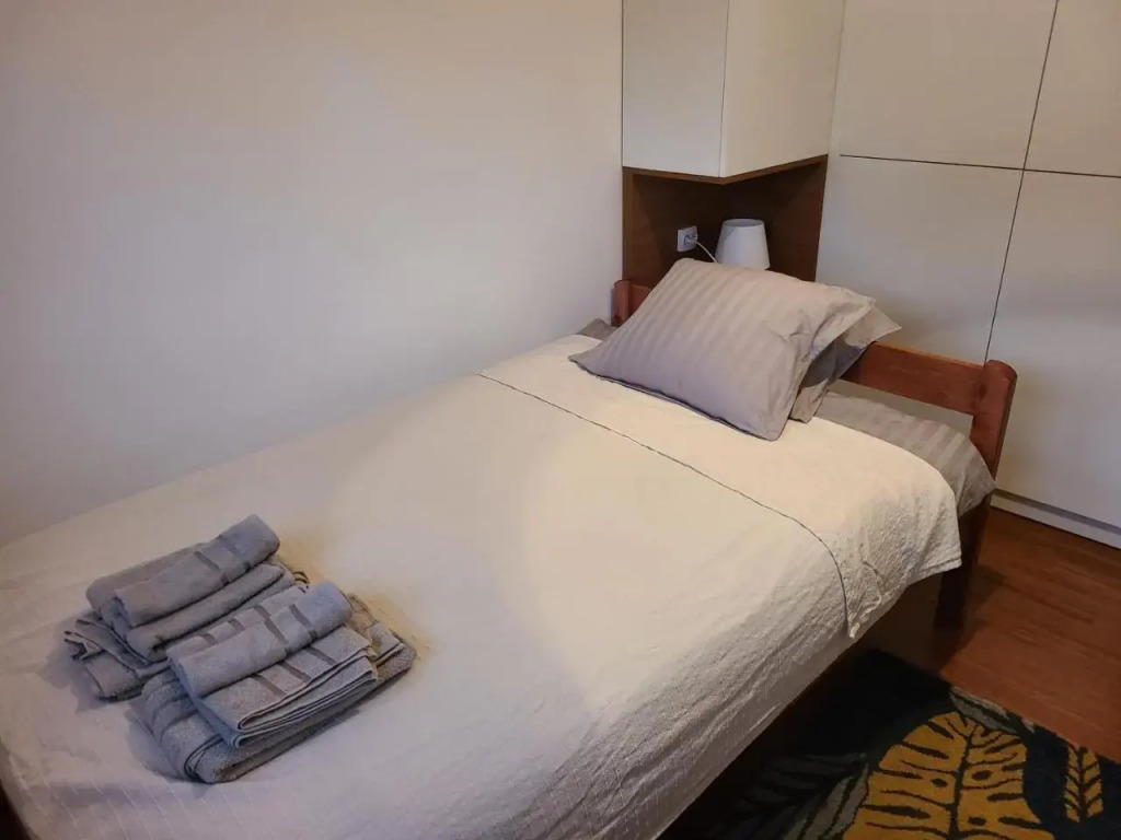 Modern 4-Star luxury apt - WFH Ready, Free Parking