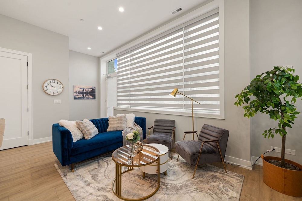 Modern 2-bd 2-ba Retreat Near Medical District