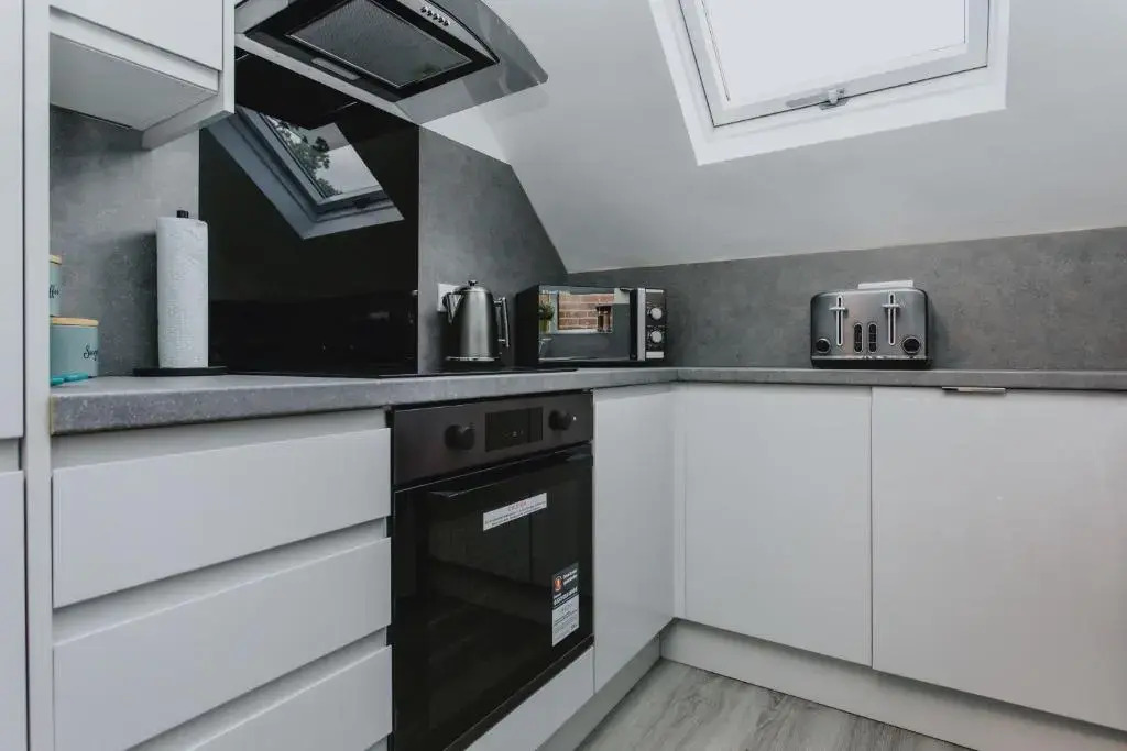 1 Bed Stylish City Flat 2nd Floor close to City Centre with free parking, king size bed & Wi-Fi